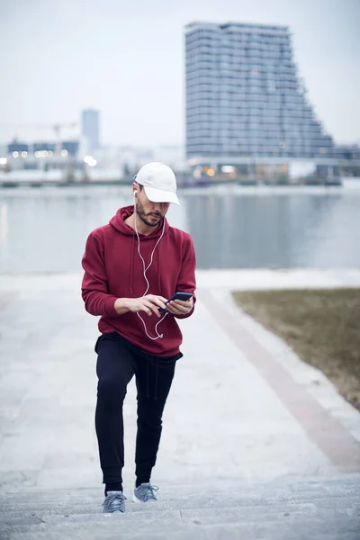 Atletische Sportieve Man Training Hoodie Sweatshirt Stedelijk Stadspark — Stockfoto