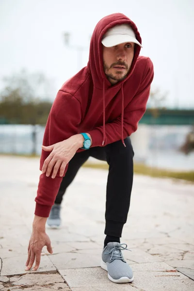 Atletische Sportieve Man Training Hoodie Sweatshirt Stedelijk Stadspark — Stockfoto