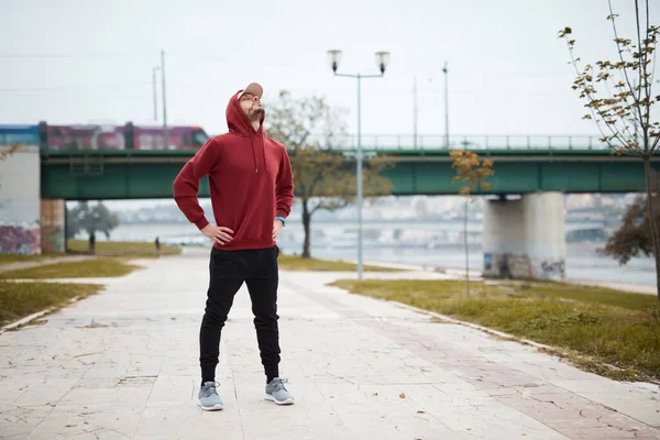 Atletische Sportieve Man Training Hoodie Sweatshirt Stedelijk Stadspark — Stockfoto