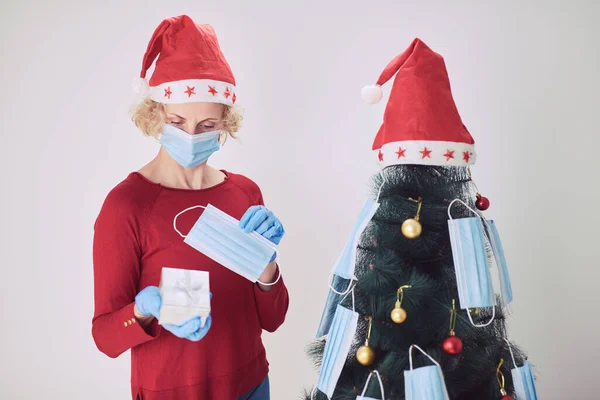 Γυναίκα Δώρο Κουτί Παρόντες Διακόσμηση Χριστουγεννιάτικο Δέντρο Ιατρικές Μάσκες Κατά — Φωτογραφία Αρχείου