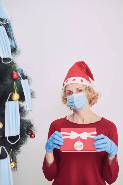 Mujer Con Caja Regalo Presente Decorando Árbol Navidad Con Máscaras —  Fotos de Stock