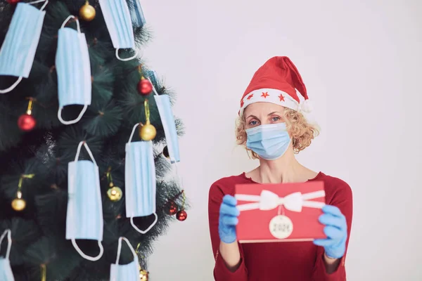 Mujer Con Caja Regalo Presente Decorando Árbol Navidad Con Máscaras —  Fotos de Stock