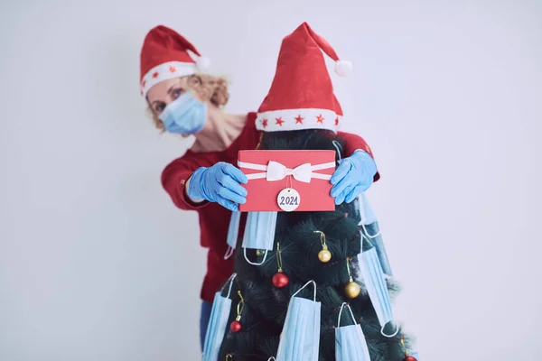 Γυναίκα Δώρο Κουτί Παρόντες Διακόσμηση Χριστουγεννιάτικο Δέντρο Ιατρικές Μάσκες Κατά — Φωτογραφία Αρχείου