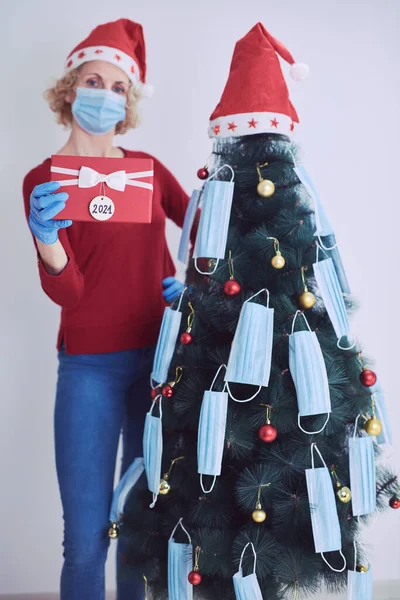 Mujer Con Caja Regalo Presente Decorando Árbol Navidad Con Máscaras —  Fotos de Stock