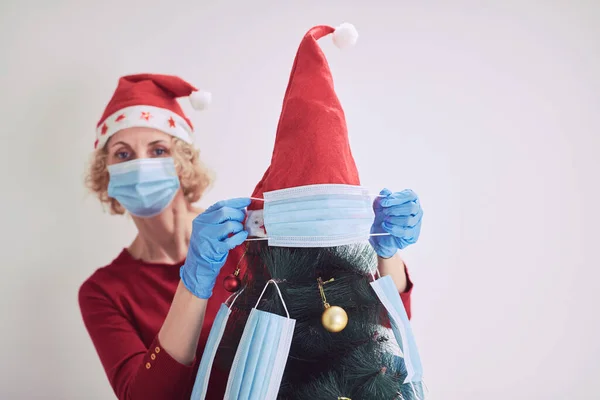 Mujer Decorando Árbol Navidad Con Máscaras Médicas Durante Pandemia Virus —  Fotos de Stock