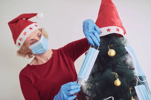 Mujer Decorando Árbol Navidad Con Máscaras Médicas Durante Pandemia Virus —  Fotos de Stock