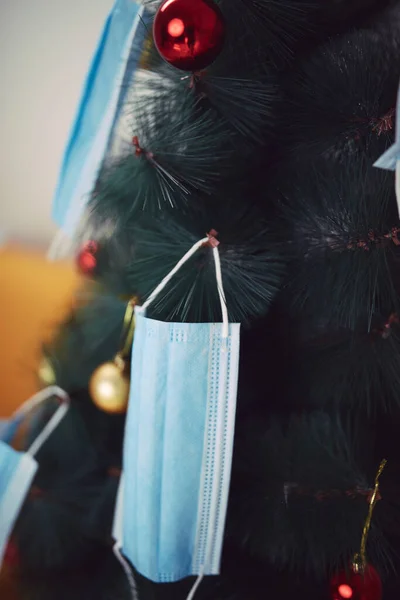 Weihnachtsbaum Mit Chirurgenmasken Geschmückt Illustration Zur Virenpandemie 2020 2021 Soziale — Stockfoto