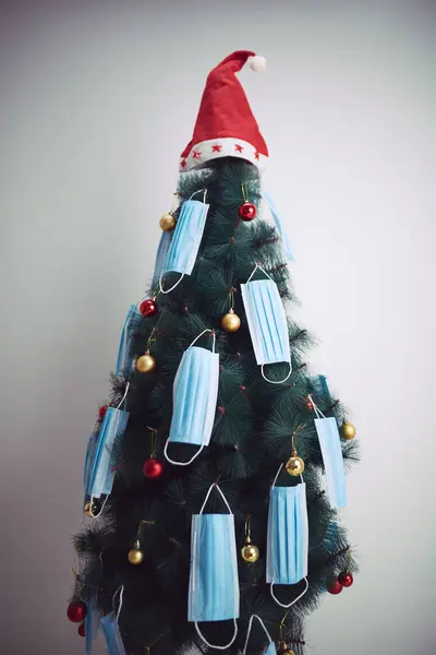 Weihnachtsbaum Mit Chirurgenmasken Geschmückt Illustration Zur Virenpandemie 2020 2021 Soziale — Stockfoto