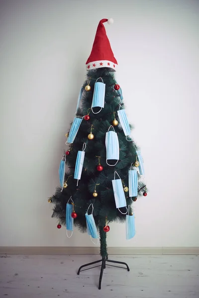 Weihnachtsbaum Mit Chirurgenmasken Geschmückt Illustration Zur Virenpandemie 2020 2021 Soziale — Stockfoto