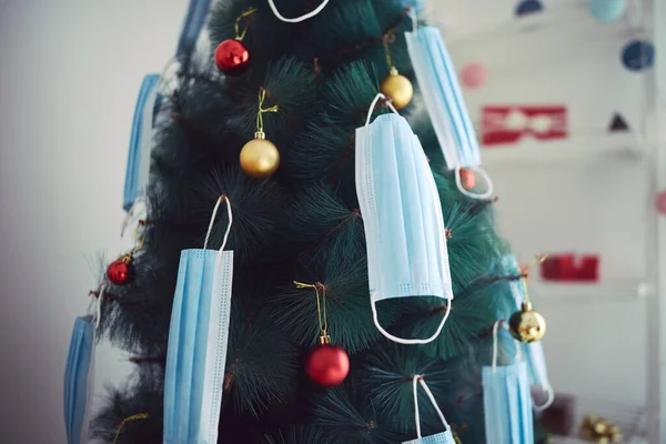 Χριστουγεννιάτικο Δέντρο Διακοσμημένο Χειρουργικές Μάσκες Απεικόνιση Της Πανδημίας Του Ιού — Φωτογραφία Αρχείου