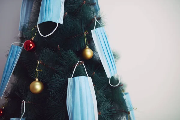 Weihnachtsbaum Mit Chirurgenmasken Geschmückt Illustration Zur Virenpandemie 2020 2021 Soziale — Stockfoto