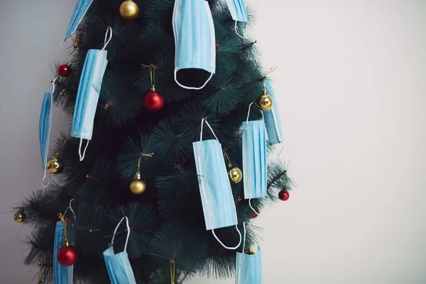 Weihnachtsbaum Mit Chirurgenmasken Geschmückt Illustration Zur Virenpandemie 2020 2021 Soziale — Stockfoto