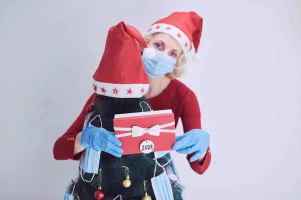 Mujer Decorando Árbol Navidad Con Máscaras Médicas Durante Pandemia Virus —  Fotos de Stock