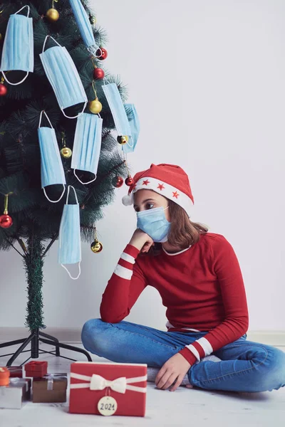 Niña Pequeña Decorando Árbol Navidad Con Máscaras Médicas Durante Pandemia —  Fotos de Stock