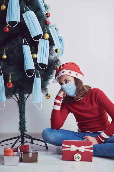 Niña Pequeña Decorando Árbol Navidad Con Máscaras Médicas Durante Pandemia —  Fotos de Stock