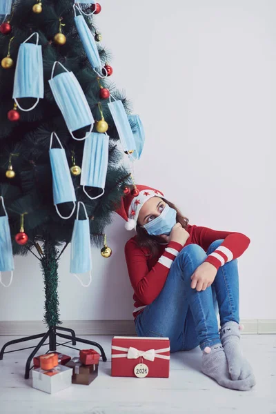 Niña Pequeña Decorando Árbol Navidad Con Máscaras Médicas Durante Pandemia —  Fotos de Stock