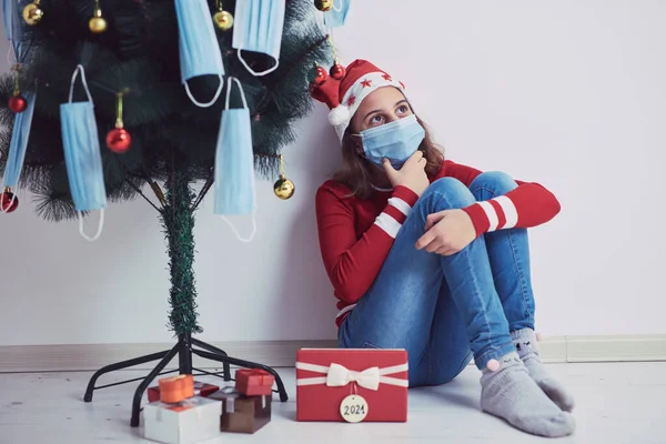 Niña Pequeña Decorando Árbol Navidad Con Máscaras Médicas Durante Pandemia —  Fotos de Stock