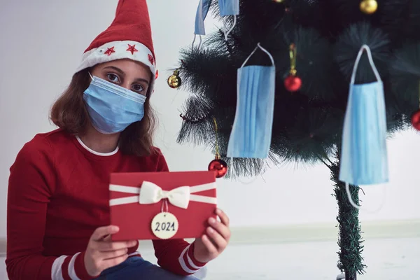 Niña Pequeña Decorando Árbol Navidad Con Máscaras Médicas Durante Pandemia —  Fotos de Stock