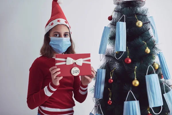 Niña Pequeña Decorando Árbol Navidad Con Máscaras Médicas Durante Pandemia —  Fotos de Stock
