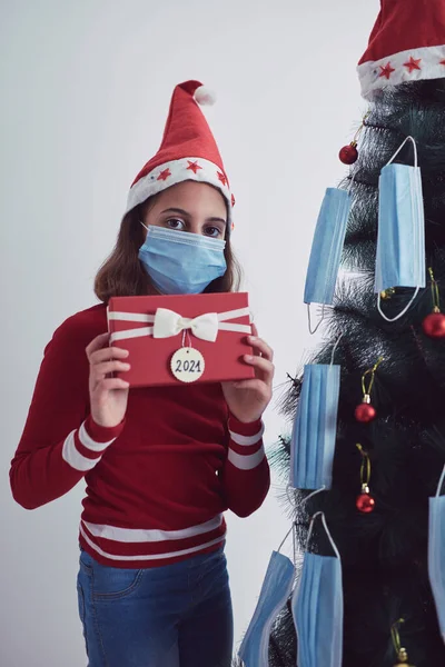 Niña Pequeña Decorando Árbol Navidad Con Máscaras Médicas Durante Pandemia —  Fotos de Stock