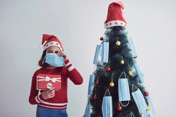Small Girl Decorating Christmas Tree Medical Masks Virus Pandemic 2020 — Stock Photo, Image