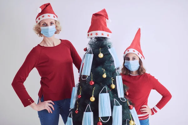 Madre Hija Decorando Árbol Navidad Con Máscaras Médicas Durante Pandemia —  Fotos de Stock