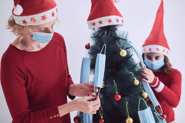 Madre Hija Decorando Árbol Navidad Con Máscaras Médicas Durante Pandemia —  Fotos de Stock