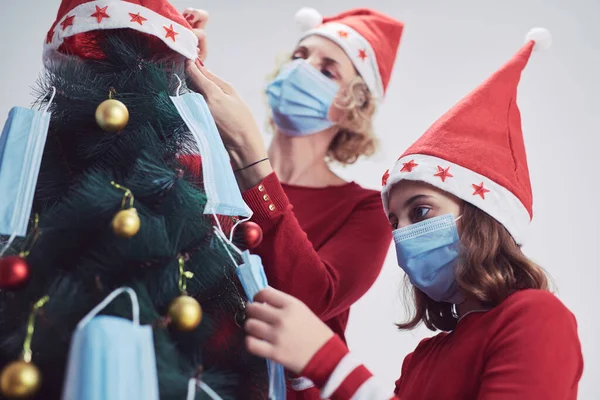 Madre Hija Decorando Árbol Navidad Con Máscaras Médicas Durante Pandemia —  Fotos de Stock