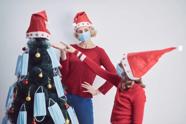 Madre Hija Decorando Árbol Navidad Con Máscaras Médicas Durante Pandemia —  Fotos de Stock