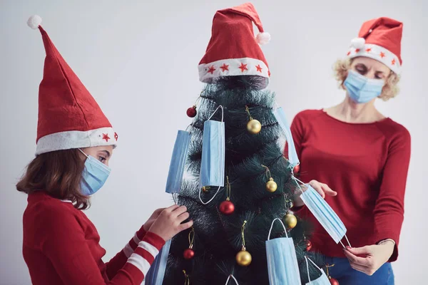 Madre Hija Decorando Árbol Navidad Con Máscaras Médicas Durante Pandemia —  Fotos de Stock