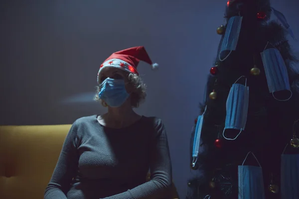 Donna Sola Annoiata Seduta Casa Natale Capodanno Con Maschera Medica — Foto Stock