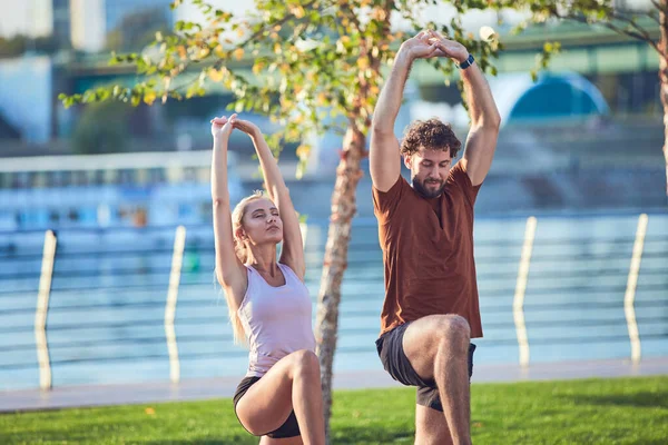 Joven Pareja Deportiva Adulta Haciendo Ejercicio Aire Libre Entorno Urbano — Foto de Stock