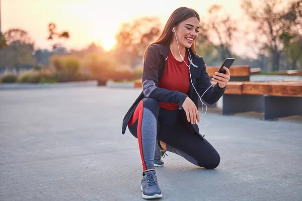 Moderna Giovane Donna Con Cellulare Fare Pausa Durante Jogging Esercizio — Foto Stock