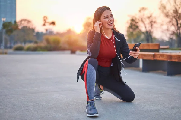 Jeune Femme Moderne Avec Téléphone Portable Faisant Une Pause Pendant — Photo