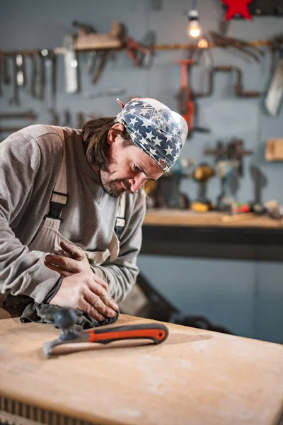 Male Carpenter Working Old Wood Retro Vintage Workshop — Stock Photo, Image