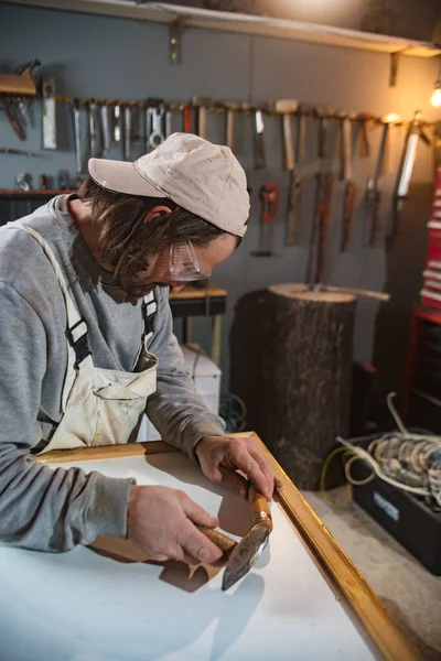 Male Carpenter Working Old Wood Retro Vintage Workshop — Stock Photo, Image