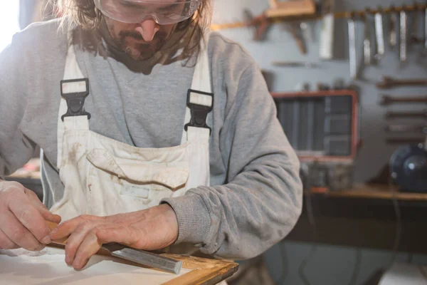 Male Carpenter Working Old Wood Retro Vintage Workshop — Stock Photo, Image