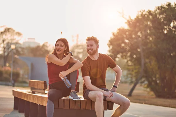 Dos Jóvenes Deportistas Haciendo Ejercicio Parque Urbano — Foto de Stock