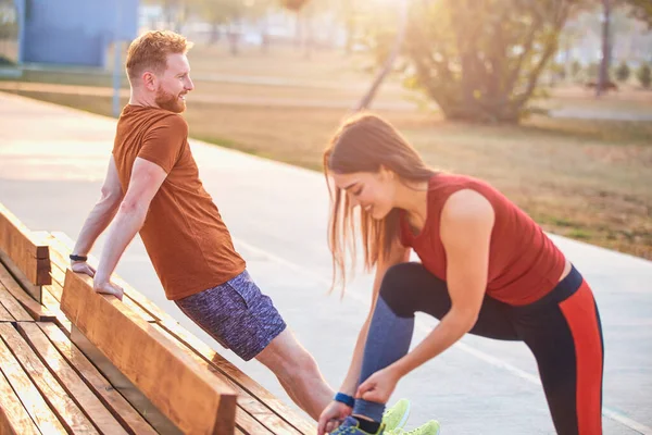 Dois Jovens Desportista Homem Mulher Exercendo Parque Urbano — Fotografia de Stock