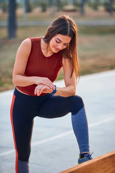 Jeune Femme Moderne Avec Montre Main Faisant Pause Pendant Jogging — Photo