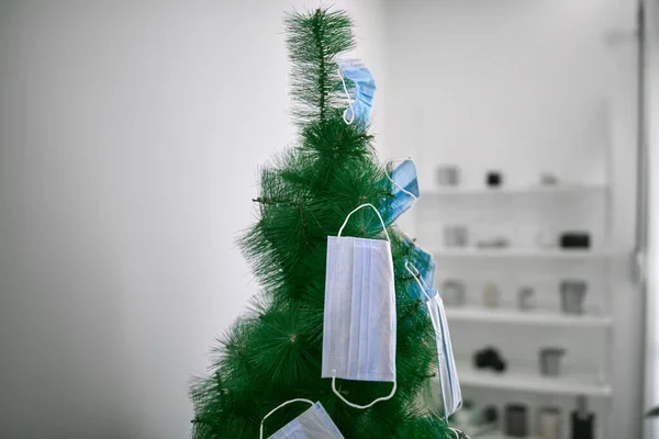 Weihnachtsbaum Mit Chirurgenmasken Geschmückt Konzept Für Die Coronavirus Pandemie 2020 — Stockfoto