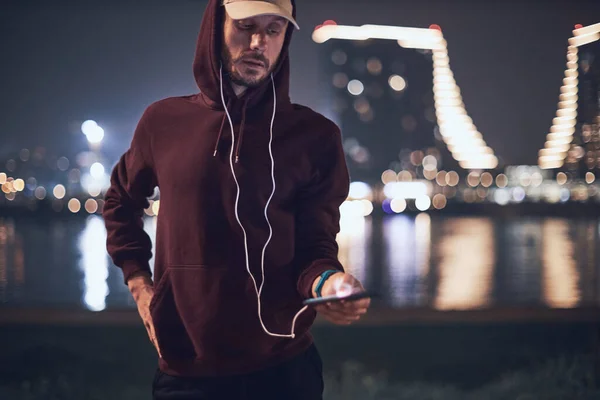 Entrenamiento Hombre Atlético Deportivo Sudadera Con Capucha Ambiente Urbano Urbano —  Fotos de Stock