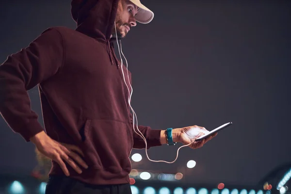 Entrenamiento Hombre Atlético Deportivo Sudadera Con Capucha Ambiente Urbano Urbano —  Fotos de Stock