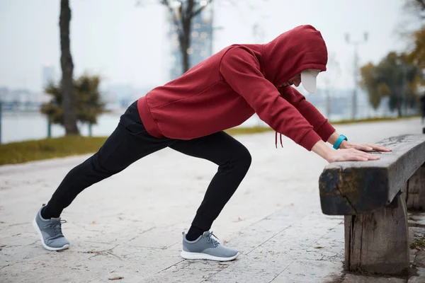 Sportowy Trening Bluzie Kapturem Miejskim Parku Miejskim — Zdjęcie stockowe