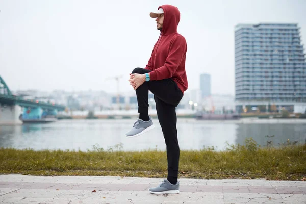 Homme Sportif Entraînant Sweat Capuche Dans Parc Urbain — Photo