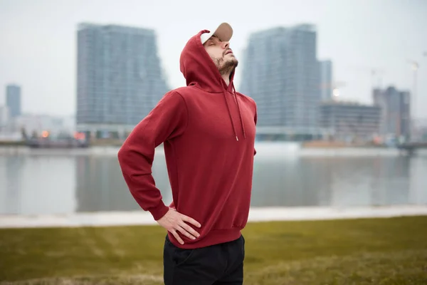 Atletische Sportieve Man Training Hoodie Sweatshirt Stedelijk Stadspark — Stockfoto