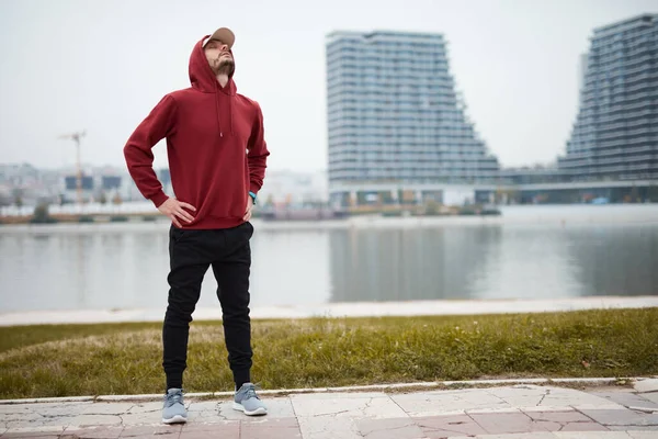 Atlético Deportivo Hombre Entrenamiento Sudadera Con Capucha Parque Urbano Ciudad —  Fotos de Stock