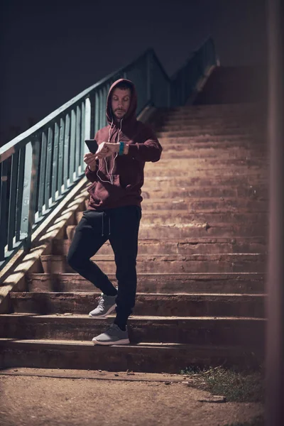 Hombre Atlético Deportivo Con Sudadera Con Capucha Haciendo Una Pausa — Foto de Stock