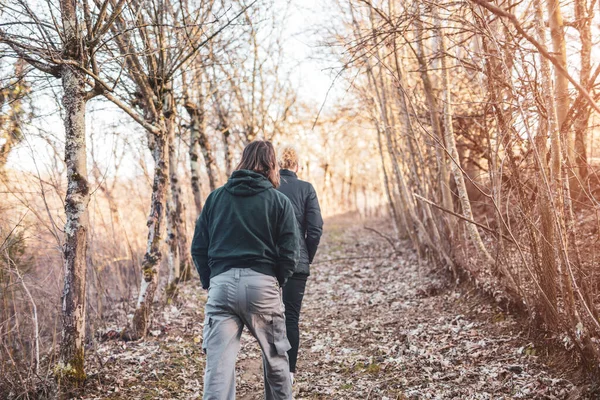 Coppia Passeggiate Nella Natura Attività Ricreative All Aria Aperta — Foto Stock