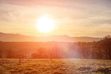 Sonbahar / kış zamanında tepelerin ve dağların siluetleri.